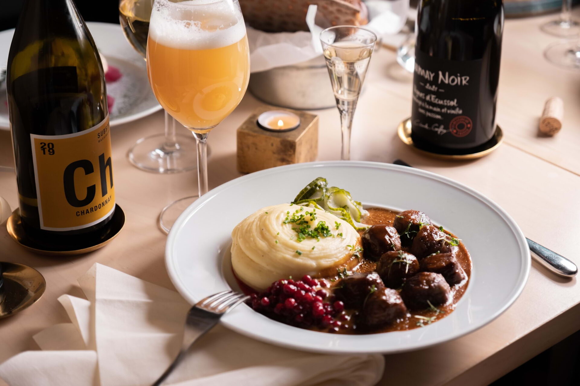 eating <em>köttbullar locally in sodermalm